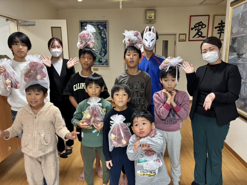 養護施設など4施設へハロウィンのプレゼントをお届け