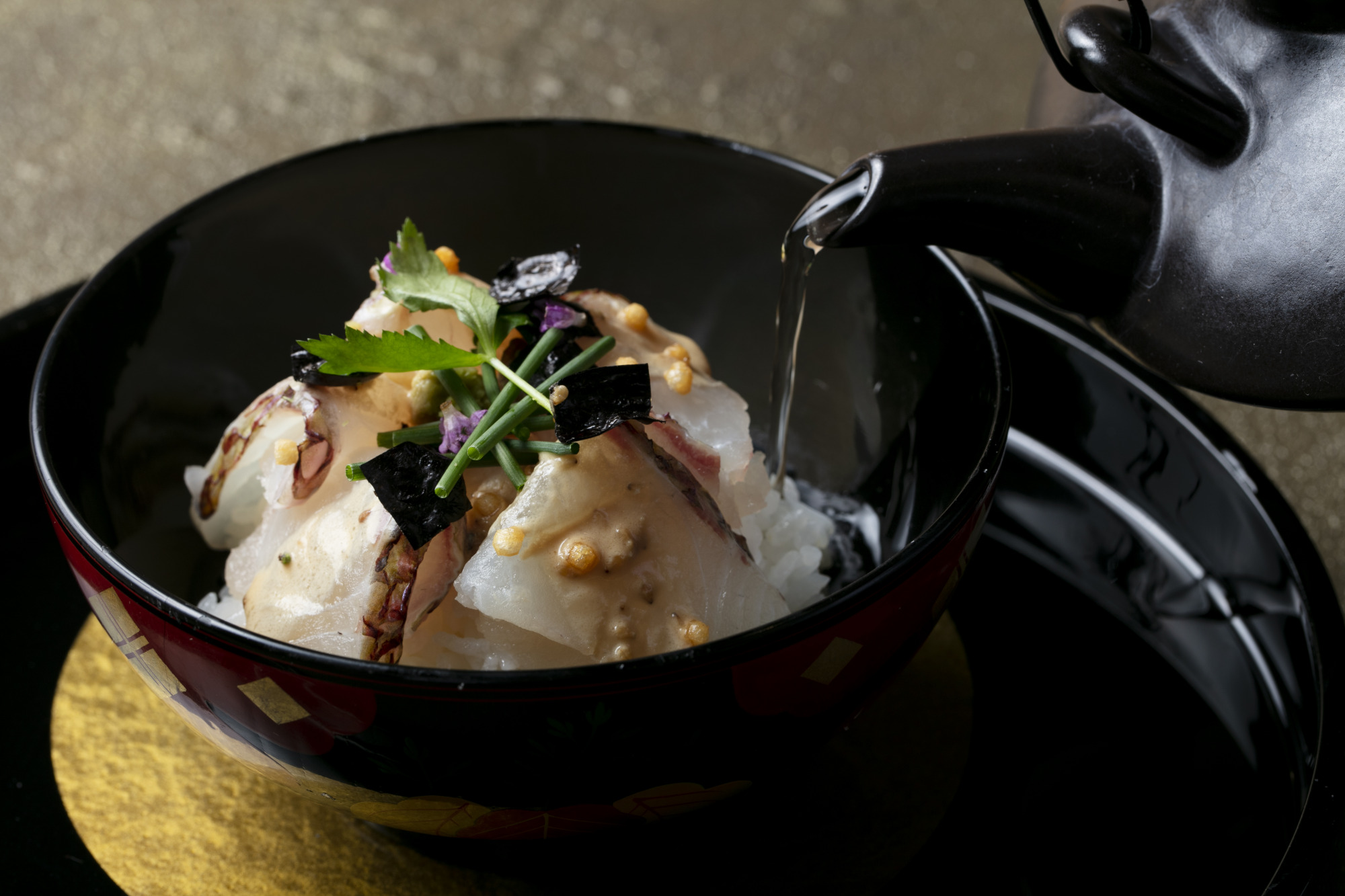 「真鯛潮茶漬」 鹿児島産の真鯛を使用し、その出汁による相性抜群のスープをかけた一品です。