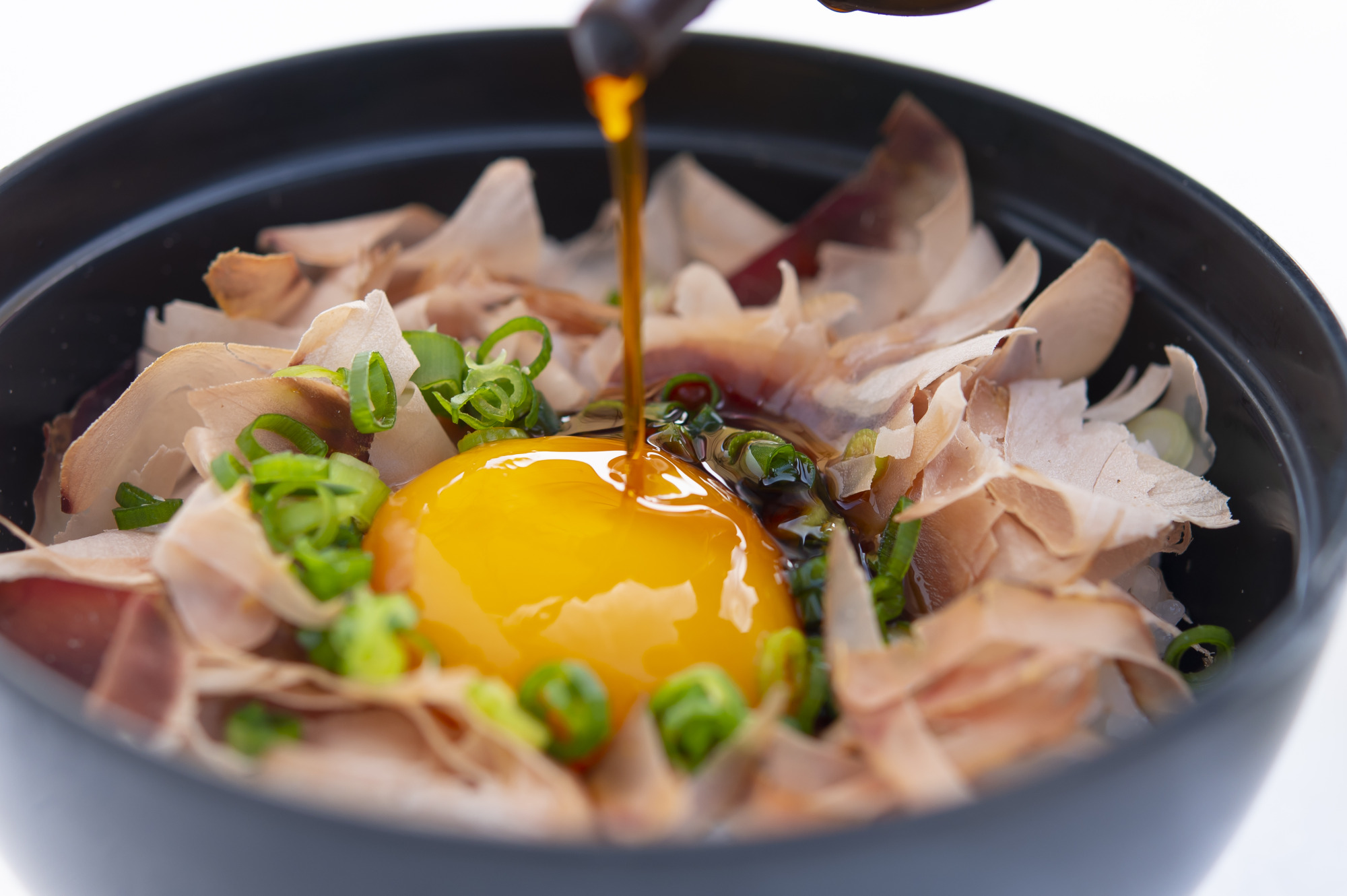 「鰹節卵かけご飯」 鰹節生産量日本一の鹿児島県。なかでもトップを誇るのが枕崎です。この地より届く“本物の鰹節”の削り立てをたっぷりと、鹿児島県産のご飯、卵と一緒にどうぞ。